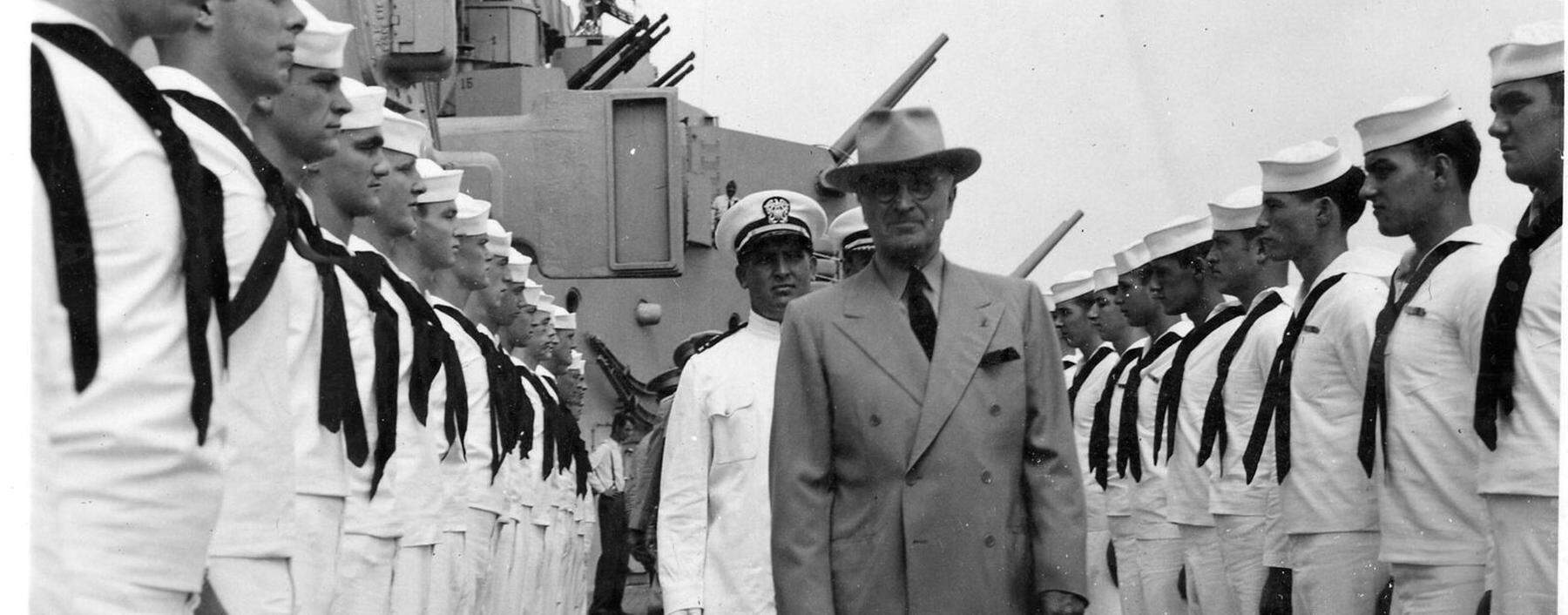 „Wir müssen bereit sein, den Preis für den Frieden zu zahlen.“ Präsident Truman inspiziert die USS Missouri, September 1947.