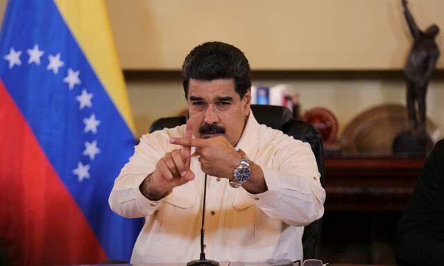 Venezuelas Präsident Maduro ist zunehmend isoliert – und hält trotzdem hartnäckig an der Macht fest. Die Nachbarstaaten boykottieren den autoritären Staatschef, im zunehmend verarmten Land wächst der Unmut.