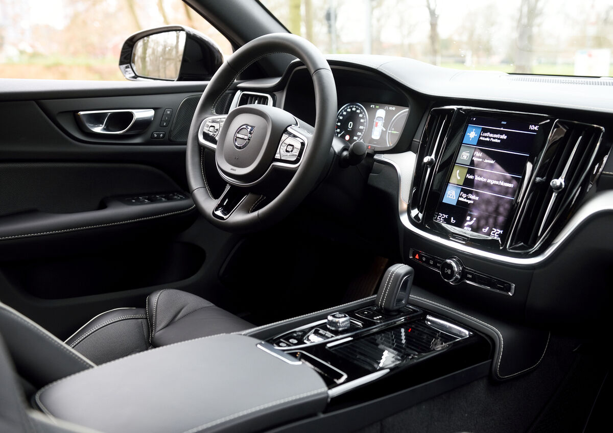 Nobler Innenraum mit großem Display