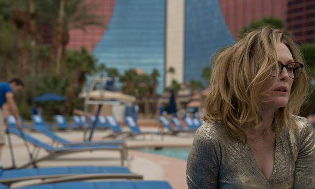 Nach einer durchzechten Nacht wacht Gloria (Julianne Moore) an einem fremden Hotelpool auf.