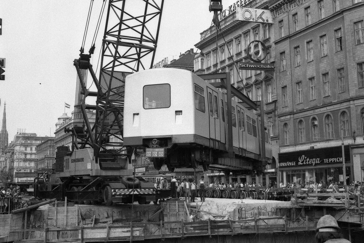 Die U-Bahnzüge der Type "U" stammen aus dem Hause Simmering-Graz-Pauker. Das markante Design entwickelte Eisenbahndesigner Johann Benda.
