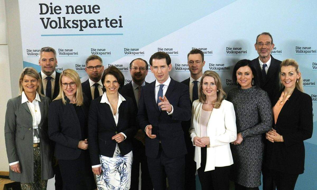 ÖVP-Chef Sebastian Kurz (m.) mit seinem Regierungsteam