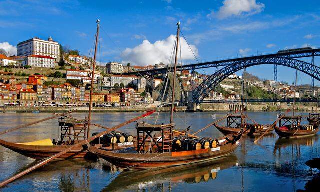 Porto verzaubert mit seinen verwinkelten Gassen und kunterbunten Häusern ebenso, wie mit dem  Portwein. Der Bahnhof gilt als einer der schönsten der Welt, die Kathedrale der Stadt beeindruckt mit ihrer Pracht und durch das hippe Viertel Ribeira sollte jeder einmal geschlendert sein.