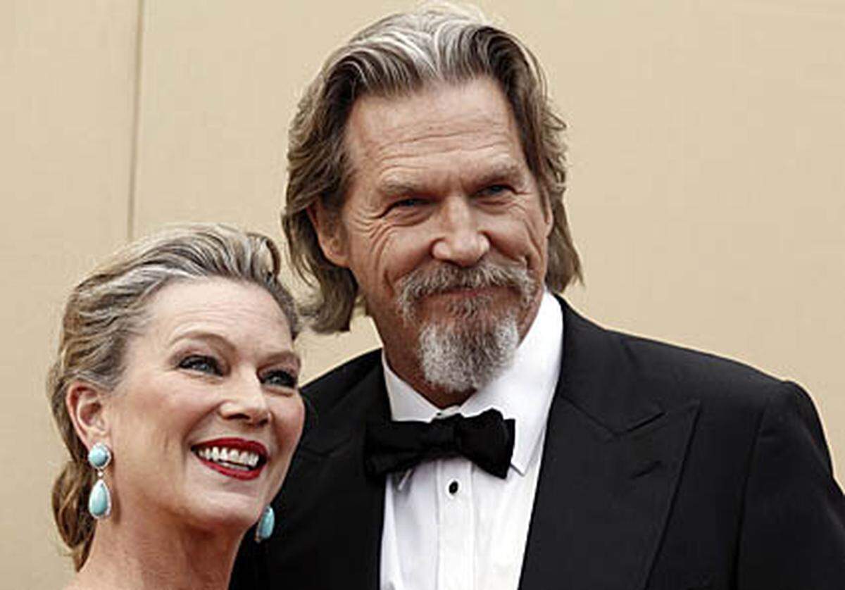 ... Jeff Bridges (mit seiner Frau Susan). Nach fünf Nominierungen holte er sich für seine Darstellgung eines abgehalfterten Countrysängers in "Crazy Heart" seinen ersten Oscar.