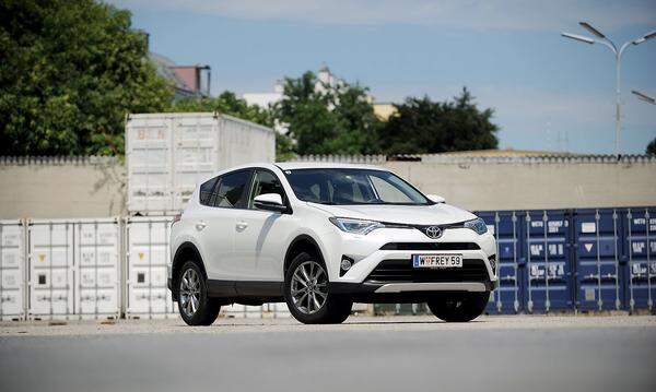 Und schon wieder ein Pkw aus Japan, diesmal der Kompakt-SUV RAV4 von Toyota: 395.816 Mal wurde er an den Kunden gebracht.