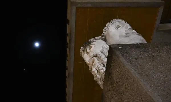 Blick in die Zukunft: Die Masken am Salzburger Festspielhaus.