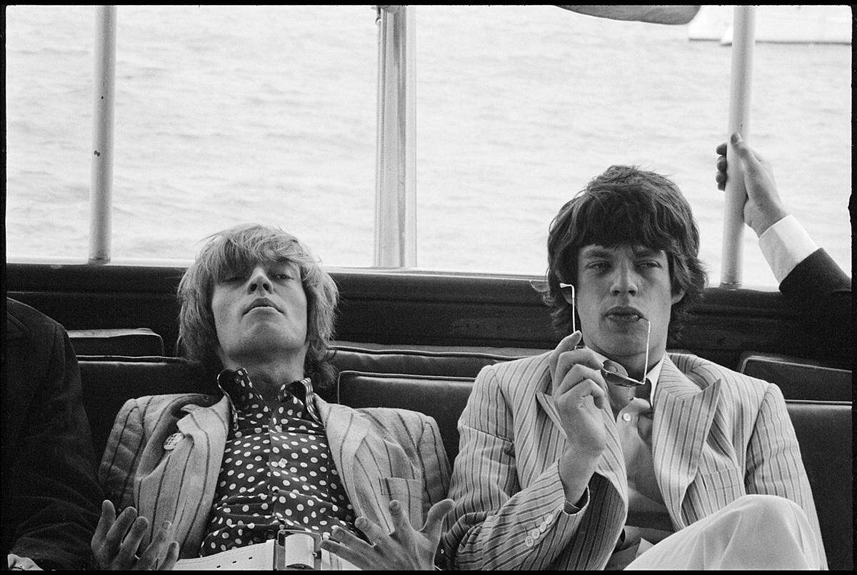 Die Ausstellung zeigt ihren frühen Arbeiten, als sie am Anfang ihrer Karriere als einzige Fotografin bei einem Termin der Rolling Stones zugelassen war ... Brian Jones und Mick Jagger, New York (c) 1966 Paul McCartney / Fotografin: Linda McCartney
