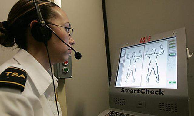 ARCHIV - Sicherheitsbeamtin Latoya Maestas schaut am 23. Februar 2007 auf das Bild eines Roentgenscan