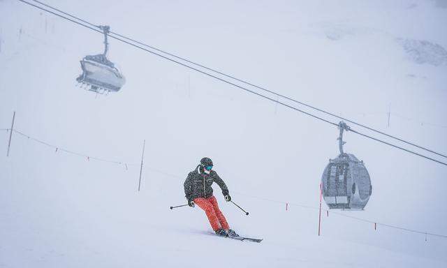 Skifahren bleibt erlaubt, Skilehrer-„Ausbildungen“ wurden in Salzburg nach dem Flachau-Cluster nun abgebrochen.