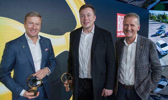 BMW-Chef Oliver Zipse, Elon Musk und VW-Chef Herbert Diess bei der Verleihung.