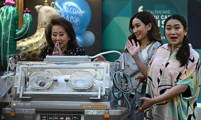 Pressekonferenz in der Klinik: Spitzenkandidatin Paetongtarn Shinawatra mit Baby Thasin im Brutkasten.