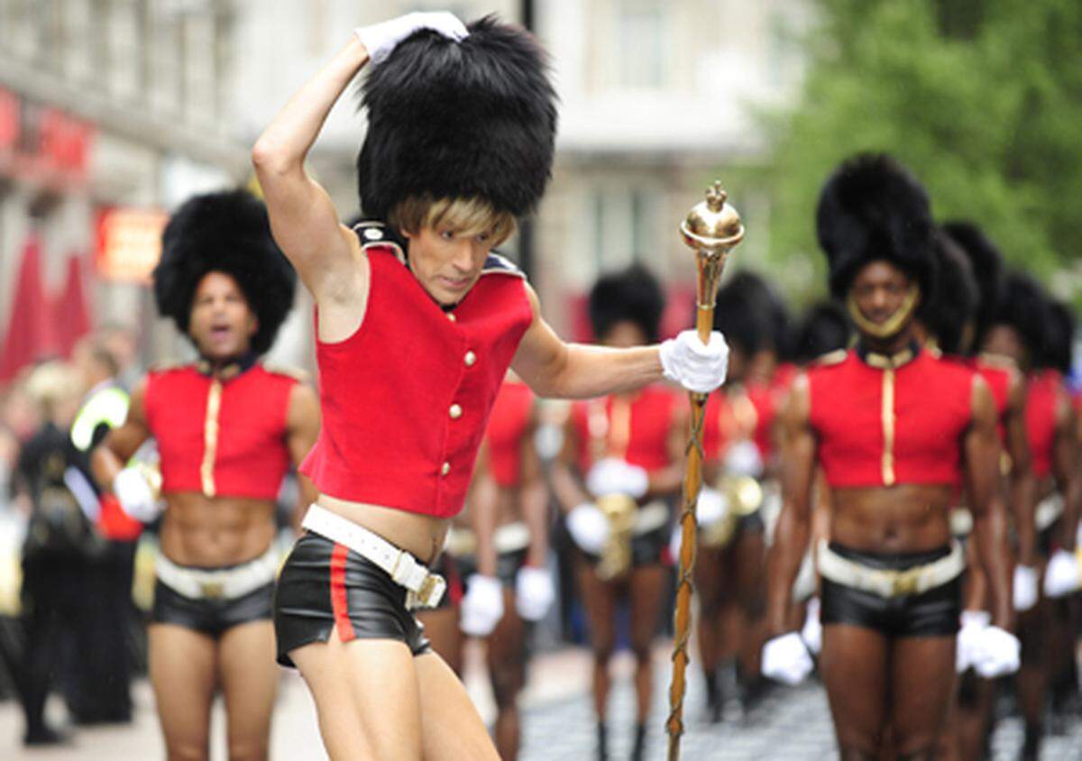 In Paris trat der Satiriker im Hot-Pants-Trachtenlook auf (siehe Bild 1), in London präsentiert er eine sexy Variante der Königlichen Garde...