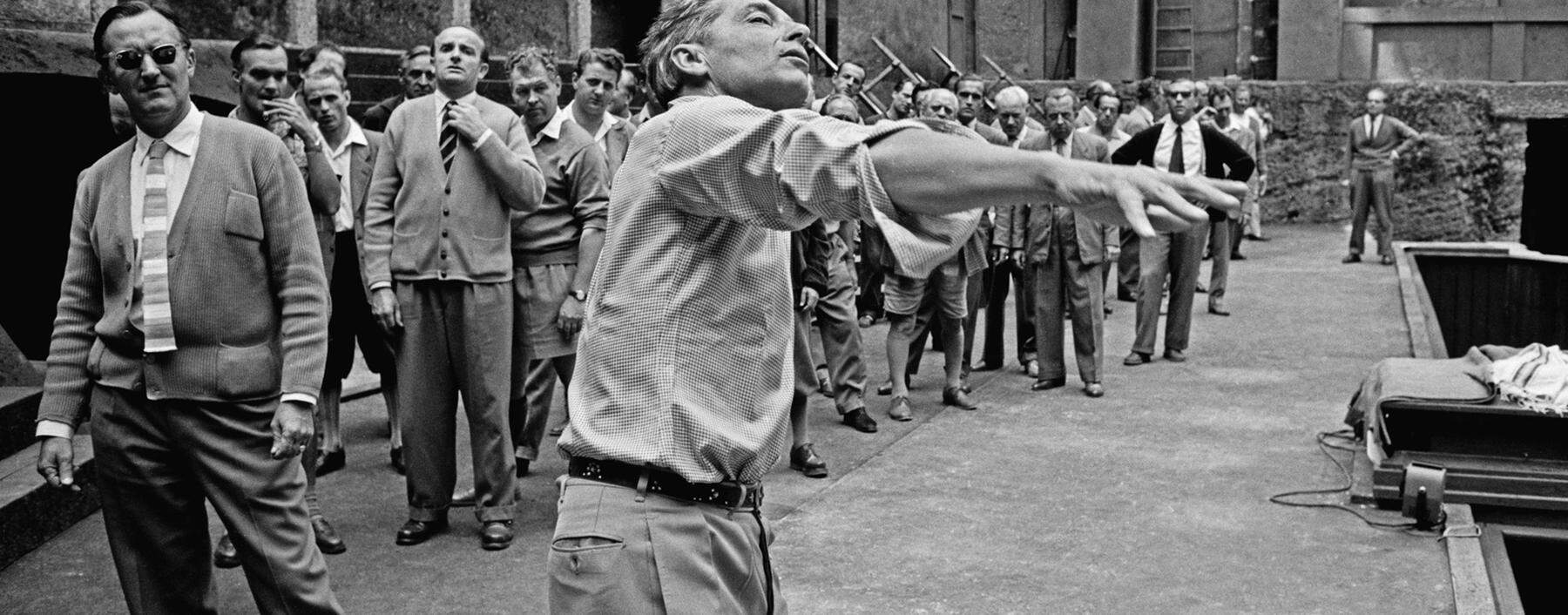 Herbert von Karajan nach seiner „Machtübernahme“ in Salzburg 1957: In der Felsenreitschule produzierte er Beethovens „Fidelio“ und dirigierte den Gefangenenchor bei der Probe auch szenisch.