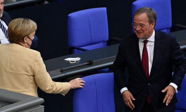 Angela Merkel eilte im Bundestag Armin Laschet zur Hilfe. 