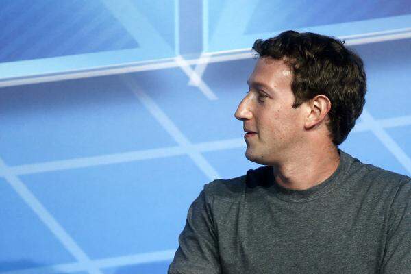 Nach Barcelona kommt zum dritten Mal Facebook-Chef Mark Zuckerberg, der für sein Projekt Internet.org wirbt. Es soll günstige Online-Anschlüsse in Entwicklungsländern fördern, die Mobilfunk-Anbieter zeigten sich bisher skeptisch. Zuletzt wurde ein Gratis-Angebot von Facebook zudem in Indien untersagt, weil dabei andere Dienste benachteiligt würden. Kritiker werfen dem weltgrößten Online-Netzwerk "digitalen Kolonialismus" vor.