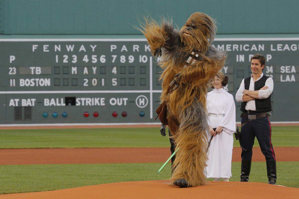 Am inoffiziellen Star-Wars-Day, wird im passenden Kostüm Baseball gespielt. Chewbacca, Prinzessin Leia und Han Solo werden den ersten Pitch beim Profimatch der Tampa Bay Rays gegen die Boton Red Sox.