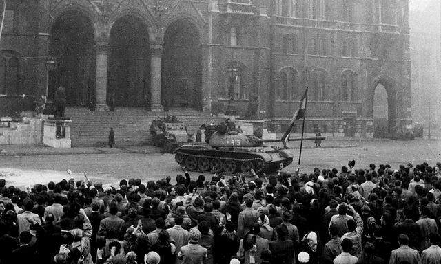 Sowjetische Panzer in Budapest 1956