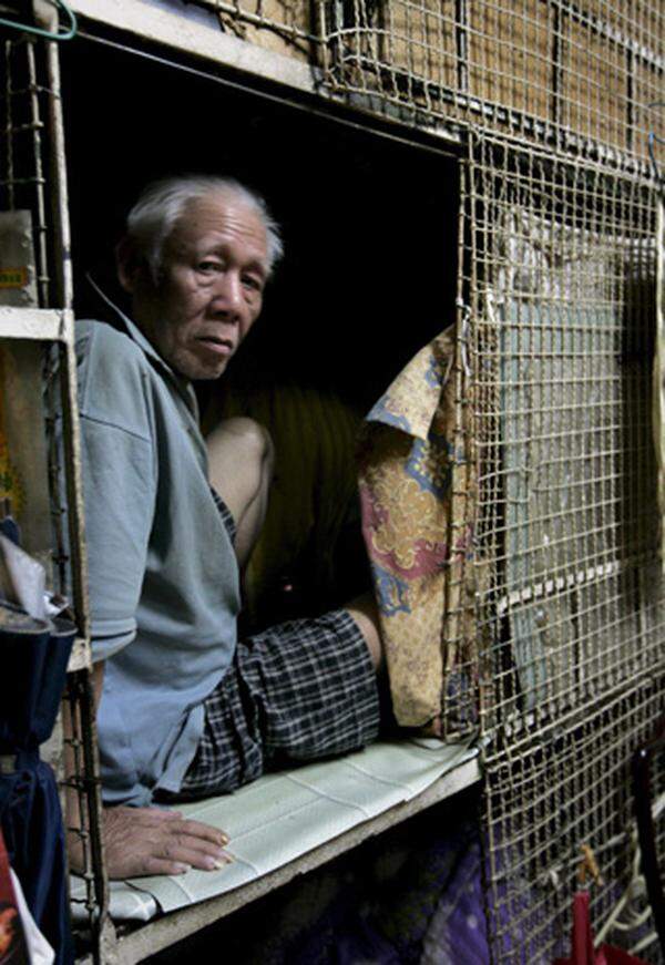 Aufrecht stehen kann hier niemand. In Chinas Finanzmetropole Hongkong leben mehr als 150.000 Menschen in Käfigen oder Holzboxen. Die Vermieter verdienen kräftig an der Not der Bewohner.