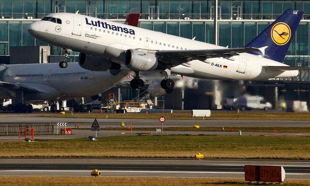 Lufthansa Airbus A319-100 aircraft takes off from Zurich Airport