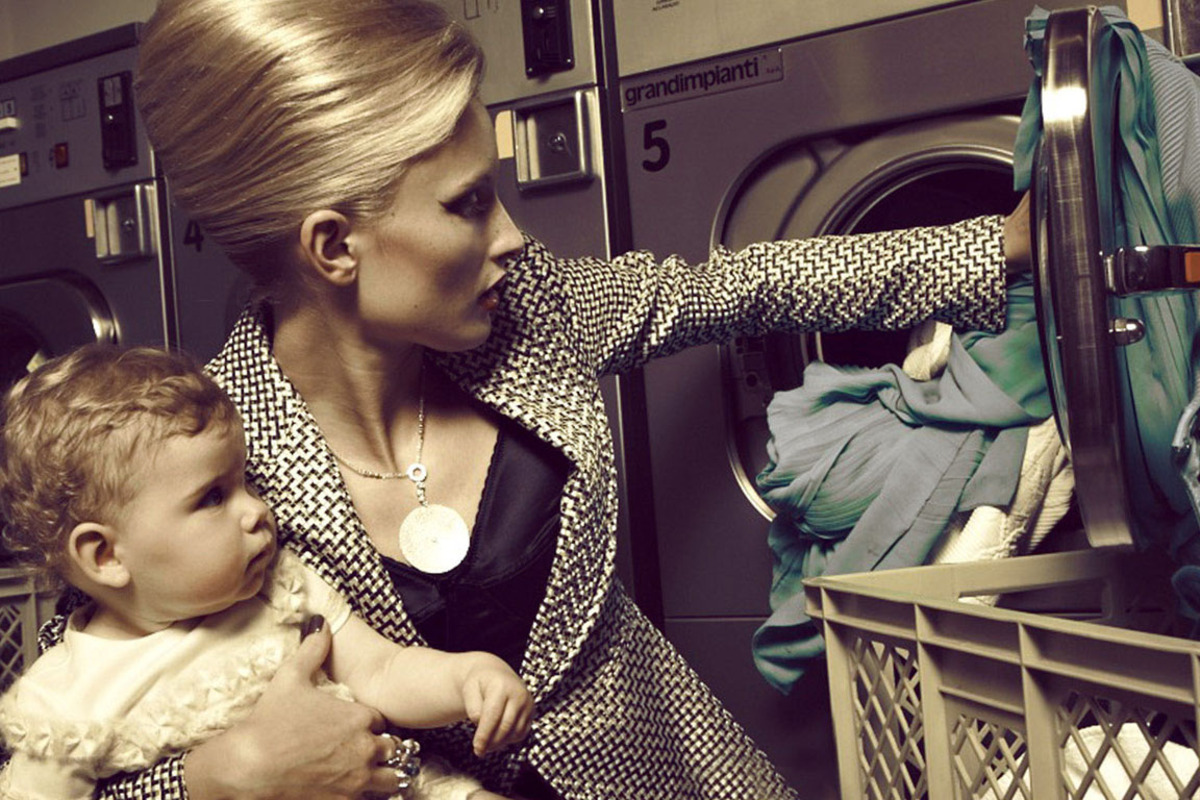 Blazer um 990 Euro von Giorgio Armani, Collier in Weißgold um 32.122 Euro von Kornmesser; Kind: Longsleeve um 240 Euro von Pinco Pallino bei Mercerline.