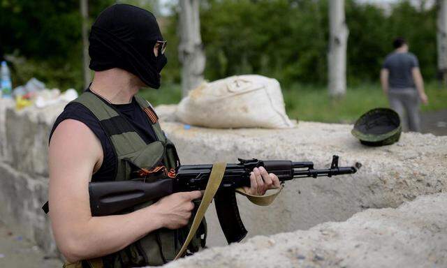Wahltag in der Ostukraine: Stimmabgabe unter den Augen von Bewaffneten