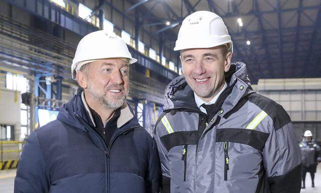 Rusal-Gründer Oleg Deripaska (links)  mit dem russischen Vize-Industrieminister Viktor Jewtukow im Dezember 2021.