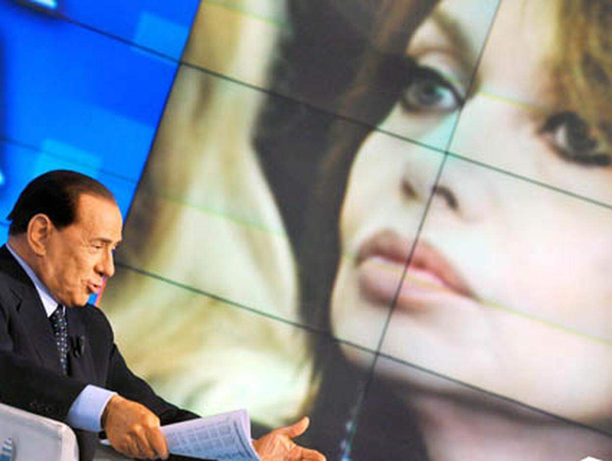Berlusconis Ehefrau Veronica Lario kritisiert die Partei ihres Mannes und ihn selbst wegen des Beschlusses, bei den EU-Wahlen besonders auf Showgirls, Schauspielerinnen und andere attraktive Frauen aus dem Fernsehen zu setzen, um Wählerstimmen zu gewinnen. Berlusconi streicht die Showgirls aus seinen Wahllisten.  Bild aus: Menschen &amp; Mächte Spezial 'Diktatur des Lächelns - Italien unter Silvio Berlusconi', ORF2, MI, 29.07.2009, 23:00 UHR