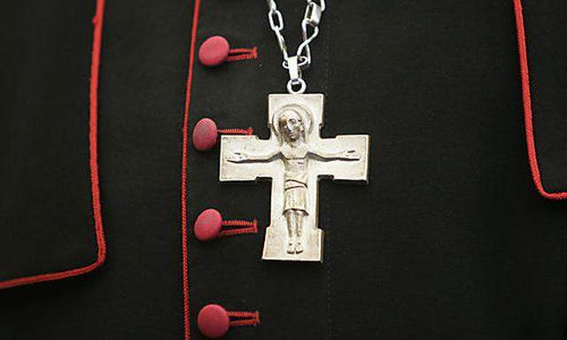 ARCHIV - Ein Erzbischof traegt am 22. Mai 2008 beim Katholikentag in Osnabrueck sein Kreuz ueber dem 
