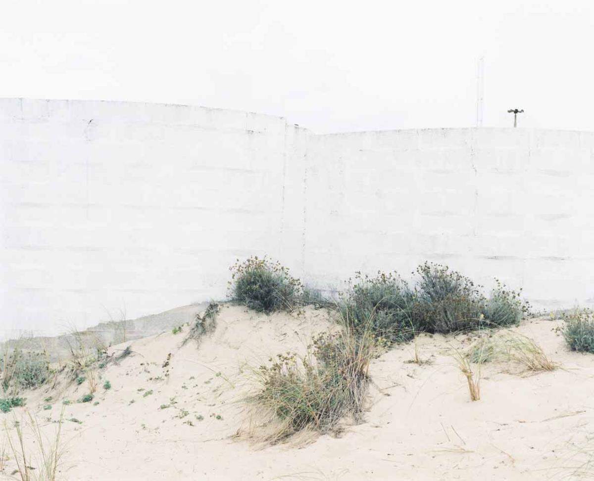 Vom Verschwinden und Veränderungen zeugen die Bunkeranlagen des NS-Regimes an den Stränden des Atlantikwalls, die Fotograf Markus Oberndorfer in seinem Bildband "Foukauld-La Disparition" eingefangen hat.