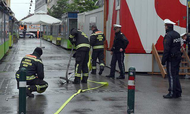 Ein 21-jähriger Mann attackierte eine 54-Jährige am Brunnenmarkt in Wien. Das Motiv des Mannes liegt noch im Dunkeln.