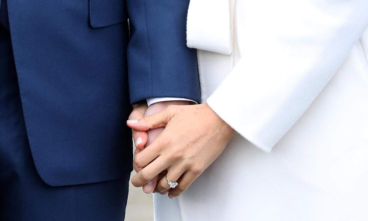 Ende November 2017 verkündeten Prinz Harry und Meghan Markle offiziell ihre Verlobung. Zum Fototermin funkelte ein gelb-goldene Verlobungsring am linken Ringfinger der „Bride to be“.