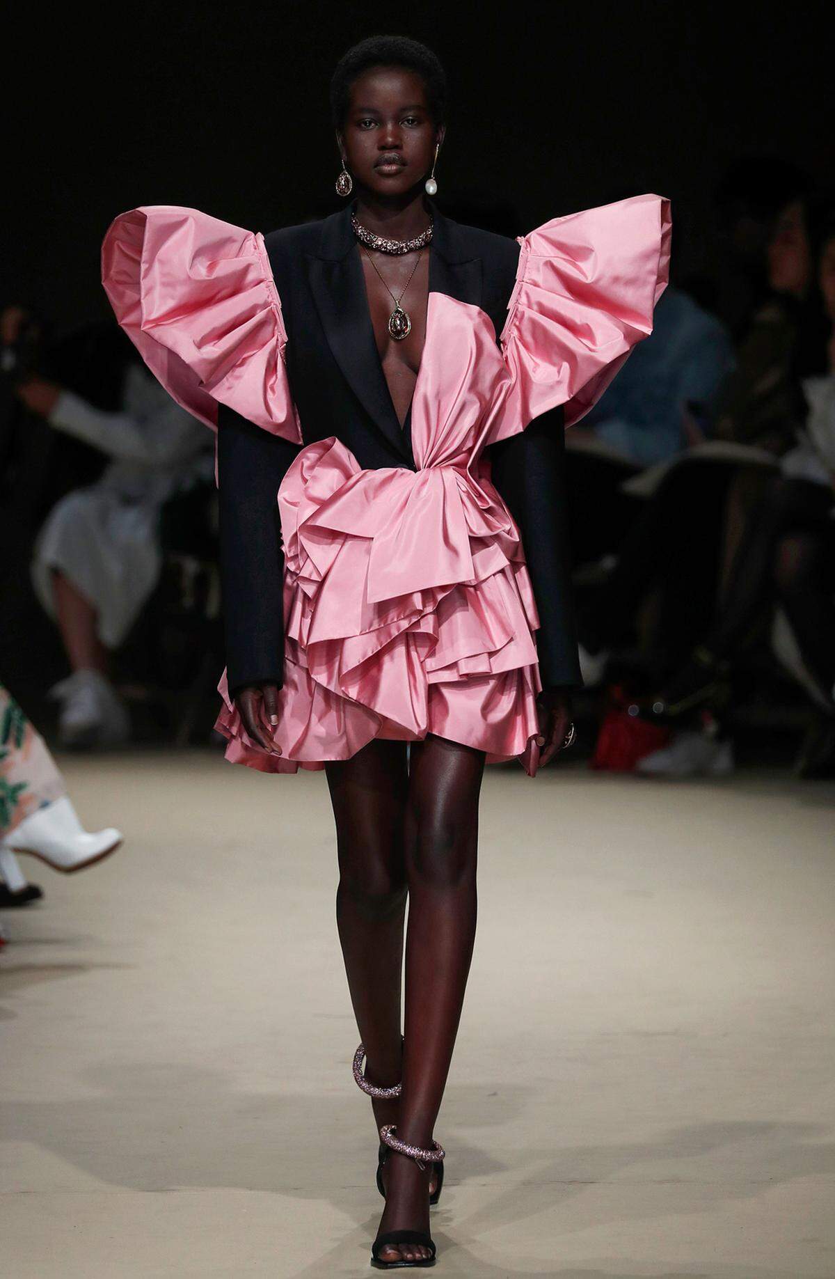 Kraftvolle Silhouetten stehen stehen bei den Pariser Modewochen ganz oben auf der Liste der Trends. Auch bei Alexander McQueen war das in einem 80er-Jahre-Look zu beobachten.