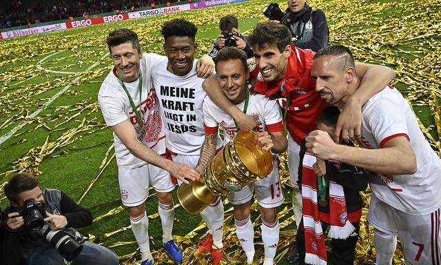 David Alaba und Kollegen mit Pokal