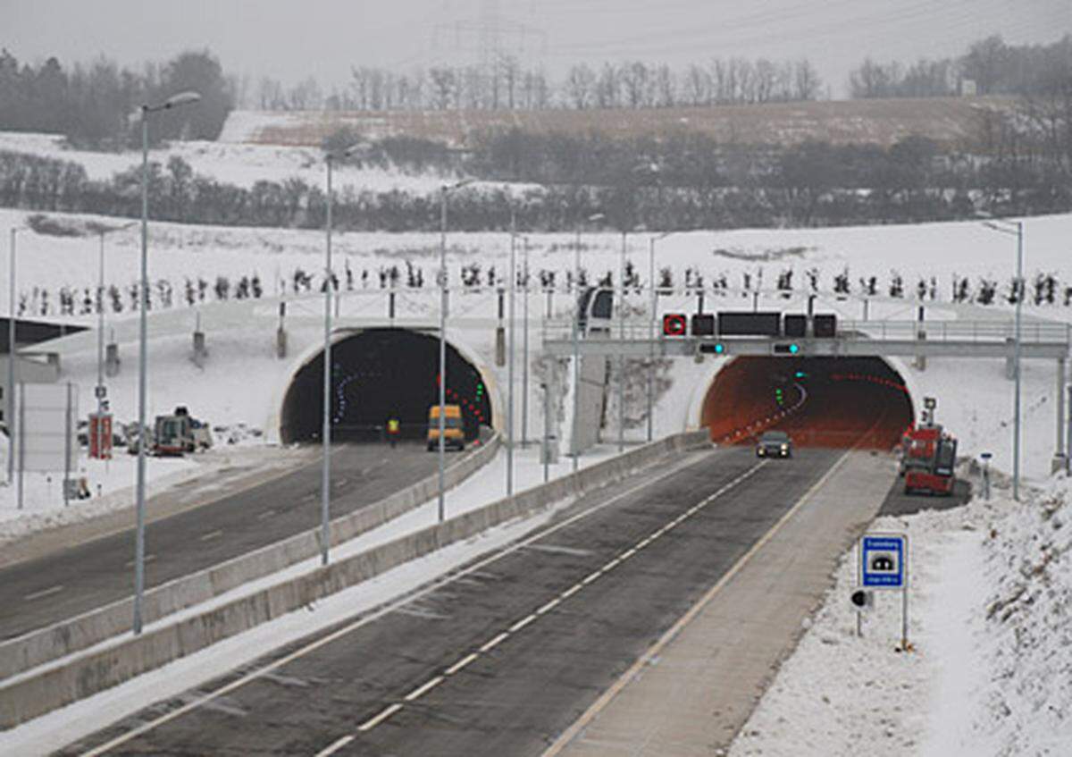 10,3 Millionen Kubikmeter Erde wurden bewegt. Vier Tunnel, 14 Anschlussstelle, 76 Brücken, 18 Unterführungen und 81 Kilometer Lärmschutzwänden wurden für das neue Teilstück errichtet.