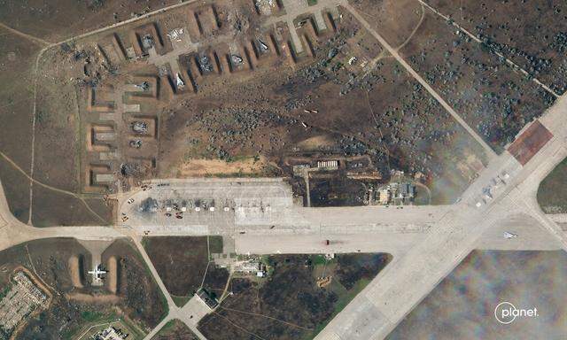 Veröffentlichte Satellitenbilder zeigen die Schäden am Luftwaffenstützpunkt auf der von Russland annektierten Krim.