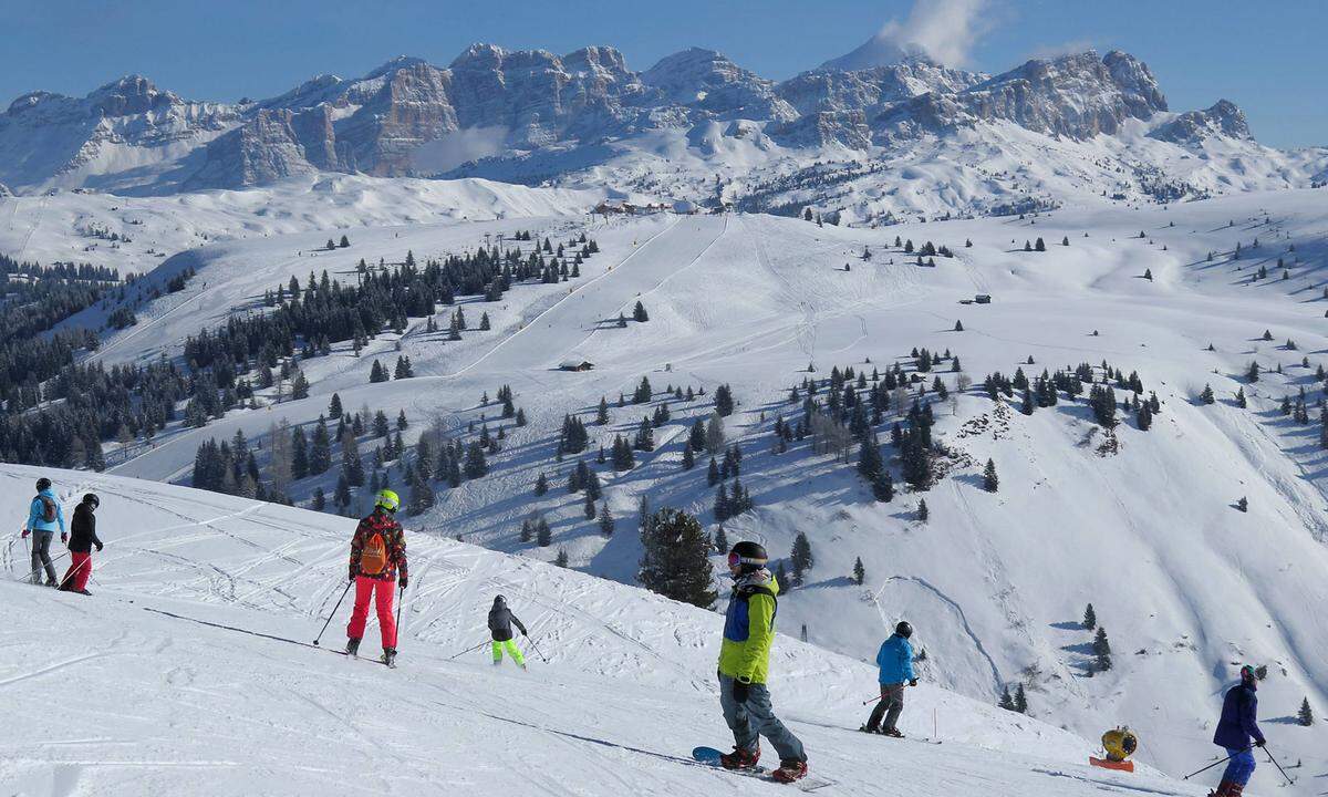 Wir bleiben in der Gegend. Alta Badia bietet 130 Pistenkilometer und ist ein guter Ausgangspunkt für einige der schönsten Skitouren im Dolomitenraum, wie zum Beispiel die "Sella Ronda" und die "Gebirgsjäger Skitour".  