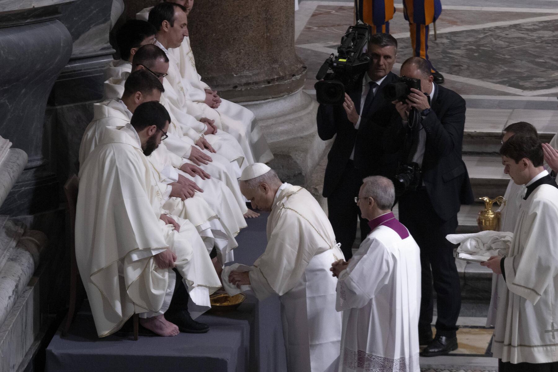 Erste Osterwoche von Leo XIV: Der Papst trägt das Kreuz  wieder selber [premium]