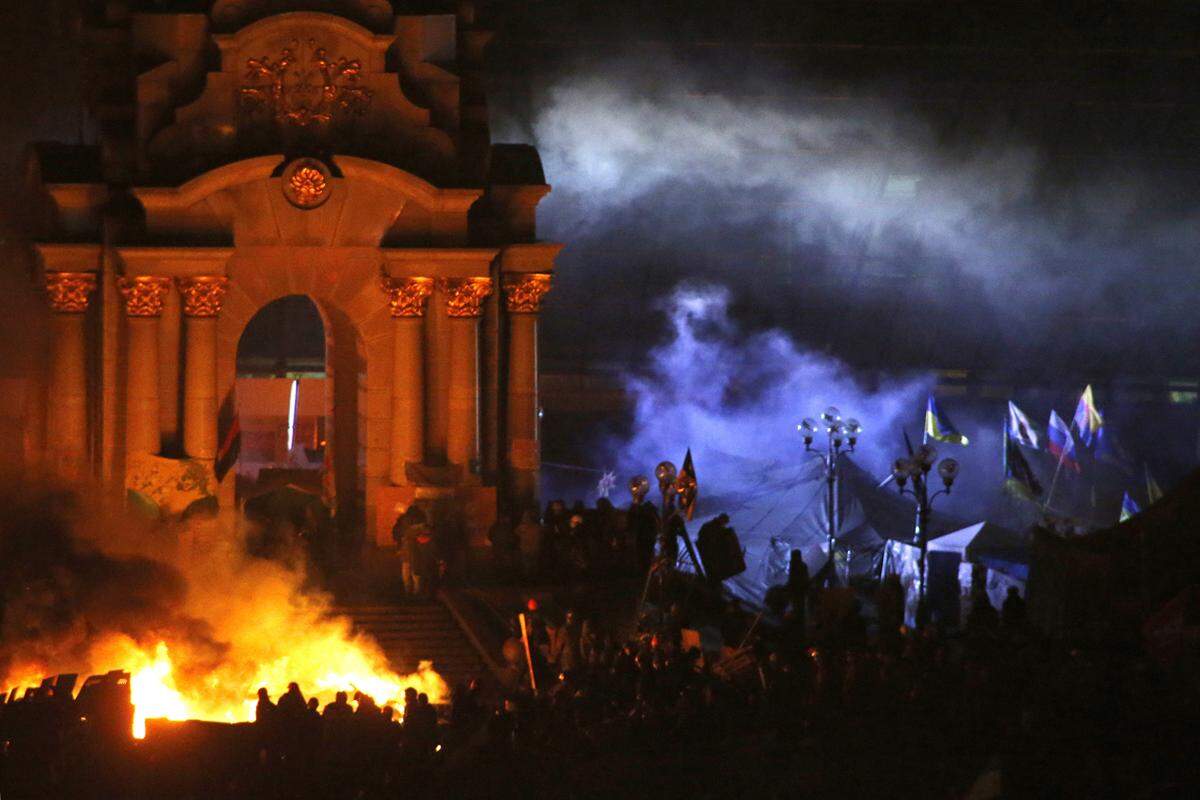 Auf dem zentralen Unabhängigkeitsplatz, dem Maidan, standen sich indes weiter Tausende Demonstranten und Sicherheitskräfte unerbittlich gegenüber.