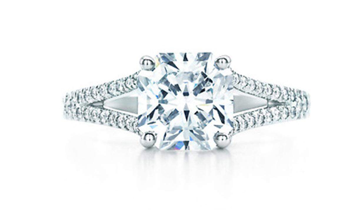 Tiffany Lucida Ein Blickfang sondergleichens: Der zentrale Diamant wird durch den leicht geschwungenen Ring wunderschön hervorgehoben. Von Tiffany&Co, Preis auf Anfrage