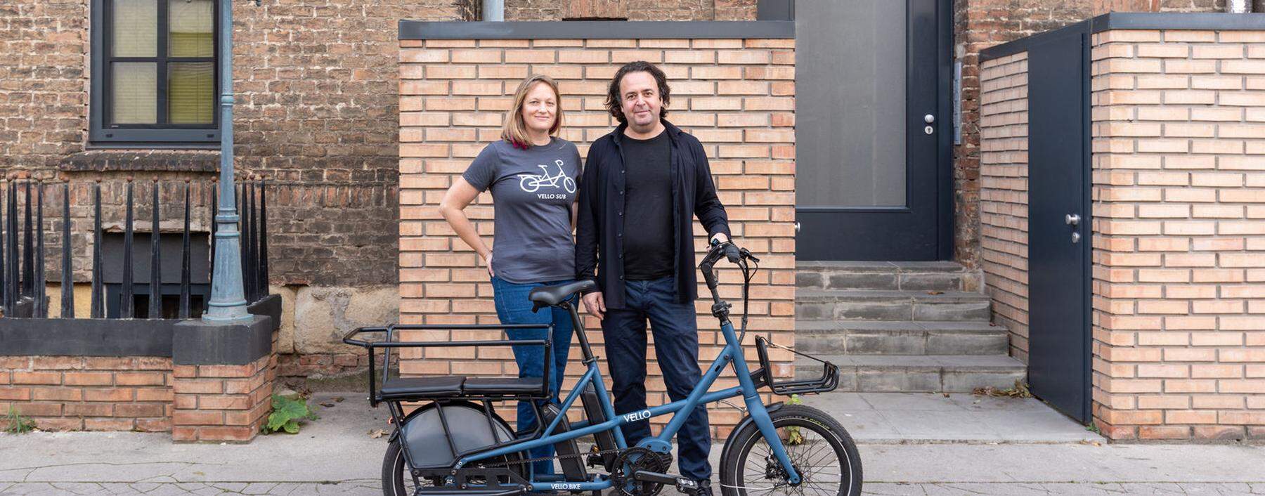 Valerie Wolff und Valentin Vodev mit einem Prototypen ihres E-Cargobikes Vello SUB – gemünzt ist der Name auf die vielen SUVs auf den Straßen.