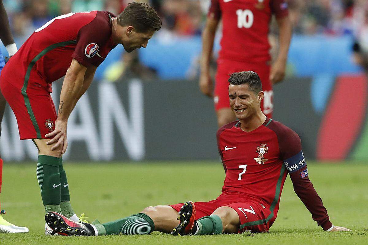 Nach einigen Minuten geht es aber nicht mehr weiter. Ronaldo muss außerhalb des Spielfelds behandelt werden. Noch will er nicht aufgeben und kommt noch einmal auf den Platz zurück.