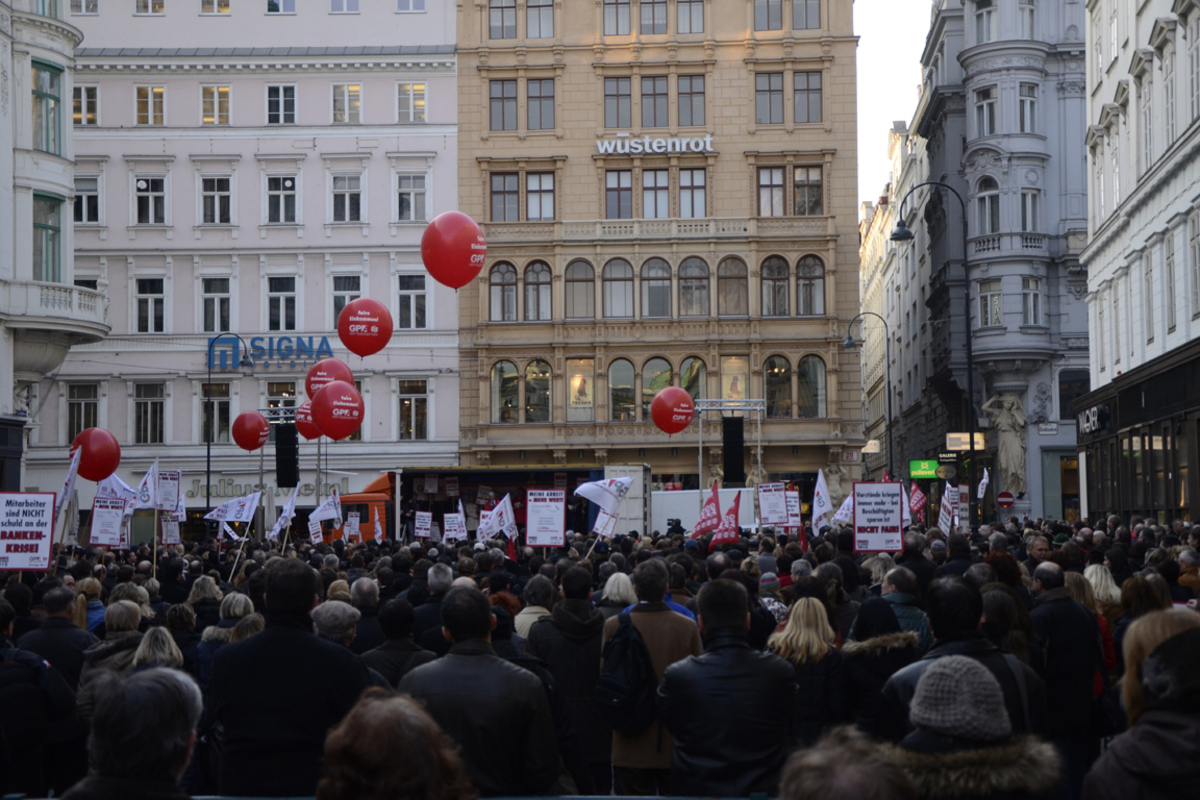 Katzian wies auf die vielen Mitarbeiter am Schalter sowie im täglichen Kundendienst hin. Diese würden an der Krise keine Schuld tragen, sondern hätten in den vergangenen Jahren den Unmut der Kunden ertragen müssen. "Ihr habt die Krise nicht verursacht und ihr werdet sie auch nicht ausbaden", sagte er in Kampfeslaune vor der nächsten Verhandlungsrunde.