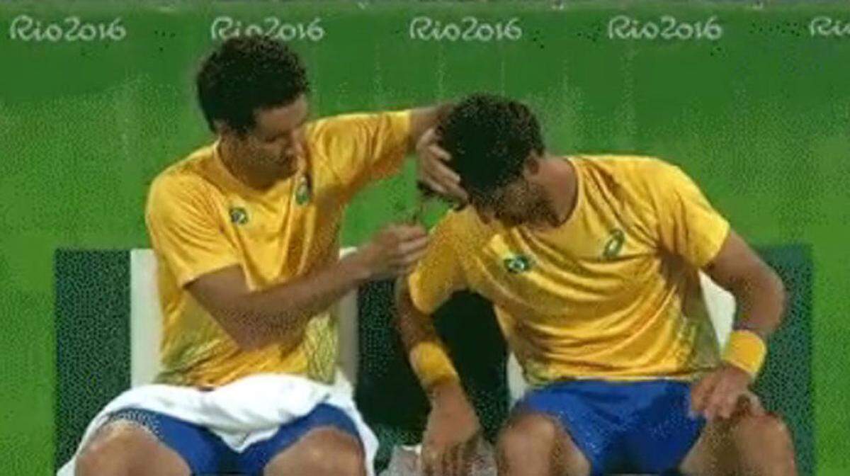 Brasiliens Tennis-Profi Thomaz Bellucci hat einen wilden Lockenkopf. Beim Doppel störte eine Haarsträhne. Da griff sein Partner Andre Sa in einer Spielpause kurzerhand zur Schere und schnitt Bellucci die widerspenstige Locke ab.