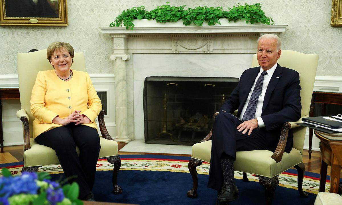 15. Juli 2021: Nach anstrengenden Jahren mit Trump und trotz diverser Differenzen betonen Merkel und Joe Biden - der vierte US-Präsident in ihrer Amtszeit - die deutsch-amerikanische Partnerschaft. Die "liebe Freundin", wie Biden sie nennt, hatte zuvor in Washington von der Johns-Hopkins-Universität die 18. Ehrendoktorwürde erhalten.