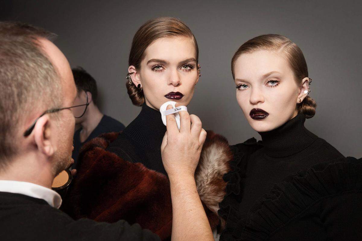 Dior. Für das Runway-Make-up von Dior ist Creative Director Peter Philips verantwortlich. Im Fokus des Herbstlooks stehen expressive Lippen mit einem spiegelglatten Finish.
