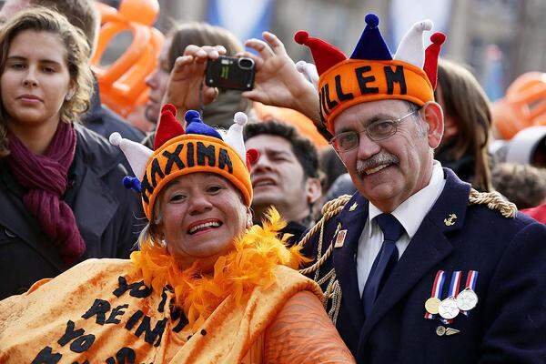 Rund 25.000 Menschen haben am Vormittag des 30. April in Amsterdam ihrem neuen König Willem-Alexander und Königin Maxima zugejubelt.