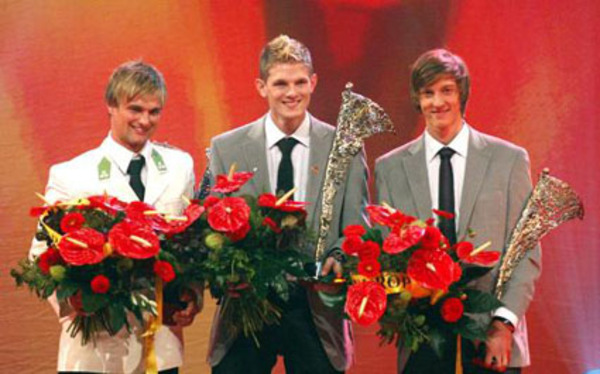 Insgesamt schafft Schlierenzauer,der von seinem Onkel und Doppelweltmeister im Rodeln, Markus Prock, gemanagt wird, 14 Podestplätze, davon sechs Siege. Im Oktober ist er bei der "Galanacht des Sports" mit Thomas Morgenstern, Martin Koch und Andreas Kofler auch Teil der "Mannschaft des Jahres 2008".