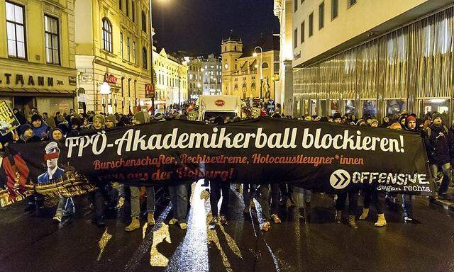 Archivbild: Die ''Offensive gegen Rechts'' bei der Demo gegen den Akademikerball 2015