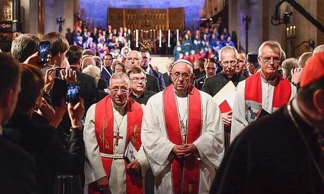 Papst Franziskus bei einem ökumenischen Gottesdienst in Lund anlässlich des Reformationstages.