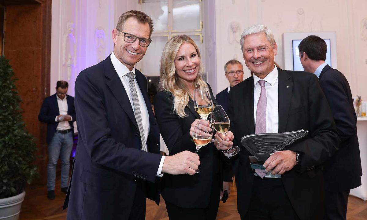 „Presse“-Geschäftsführer Andreas Rast (l.) mit Moderatorin Nina Kraft und Spar- Vorstandsvorsitzender-Stv. Hans K. Reisch.
